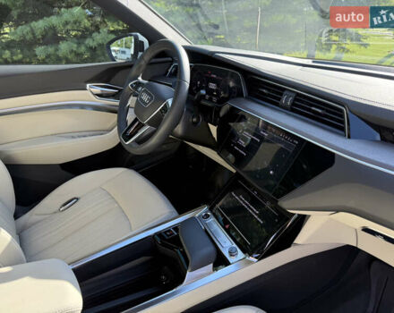 Белый Ауди Q8 e-tron, объемом двигателя 0 л и пробегом 10 тыс. км за 52000 $, фото 10 на Automoto.ua