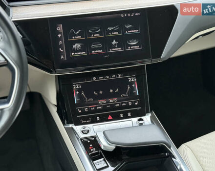 Белый Ауди Q8 e-tron, объемом двигателя 0 л и пробегом 17 тыс. км за 56500 $, фото 46 на Automoto.ua