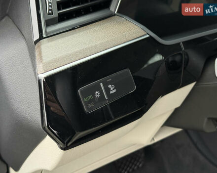 Белый Ауди Q8 e-tron, объемом двигателя 0 л и пробегом 17 тыс. км за 56500 $, фото 26 на Automoto.ua