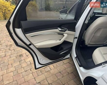 Белый Ауди Q8 e-tron, объемом двигателя 0 л и пробегом 63 тыс. км за 47800 $, фото 19 на Automoto.ua