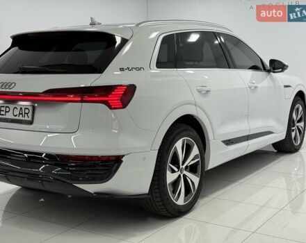 Белый Ауди Q8 e-tron, объемом двигателя 0 л и пробегом 22 тыс. км за 53000 $, фото 16 на Automoto.ua