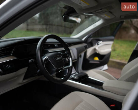 Белый Ауди Q8 e-tron, объемом двигателя 0 л и пробегом 30 тыс. км за 53500 $, фото 16 на Automoto.ua