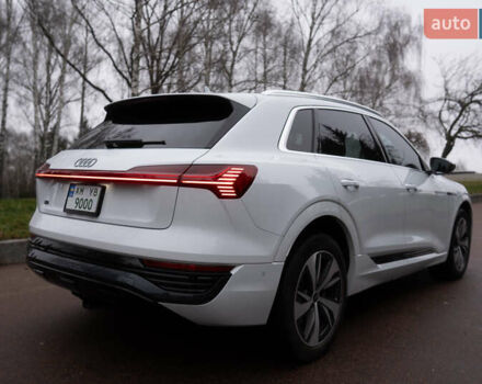 Белый Ауди Q8 e-tron, объемом двигателя 0 л и пробегом 30 тыс. км за 53500 $, фото 12 на Automoto.ua