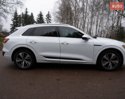 Белый Ауди Q8 e-tron, объемом двигателя 0 л и пробегом 30 тыс. км за 53500 $, фото 11 на Automoto.ua