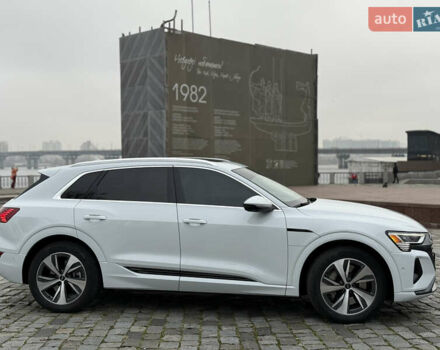 Белый Ауди Q8 e-tron, объемом двигателя 0 л и пробегом 17 тыс. км за 56500 $, фото 2 на Automoto.ua