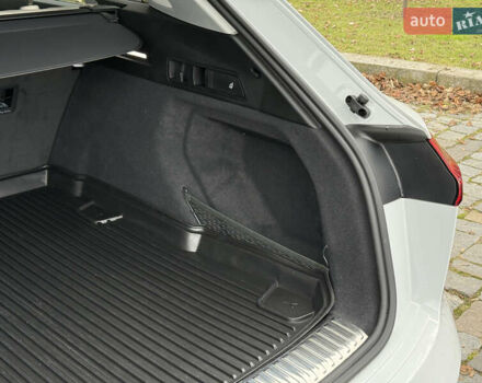 Белый Ауди Q8 e-tron, объемом двигателя 0 л и пробегом 17 тыс. км за 56500 $, фото 33 на Automoto.ua