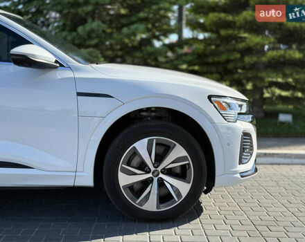Белый Ауди Q8 e-tron, объемом двигателя 0 л и пробегом 10 тыс. км за 52000 $, фото 21 на Automoto.ua
