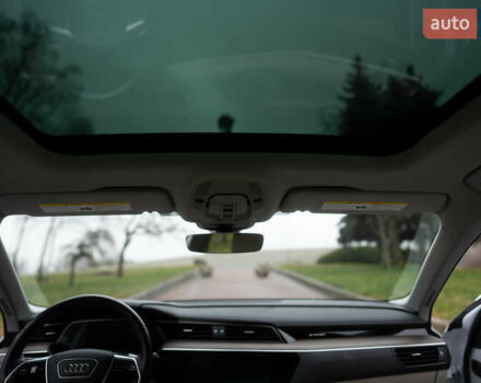 Белый Ауди Q8 e-tron, объемом двигателя 0 л и пробегом 30 тыс. км за 53500 $, фото 17 на Automoto.ua