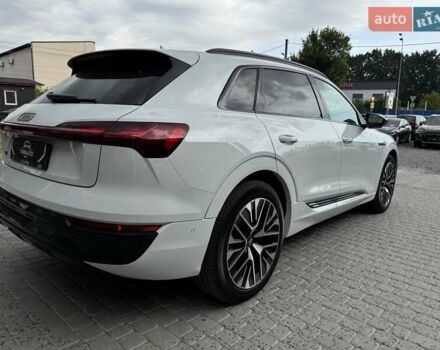 Белый Ауди Q8 e-tron, объемом двигателя 0 л и пробегом 6 тыс. км за 59500 $, фото 17 на Automoto.ua