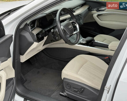 Белый Ауди Q8 e-tron, объемом двигателя 0 л и пробегом 17 тыс. км за 56500 $, фото 21 на Automoto.ua