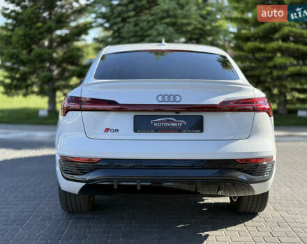 Белый Ауди Q8 e-tron, объемом двигателя 0 л и пробегом 10 тыс. км за 52000 $, фото 17 на Automoto.ua