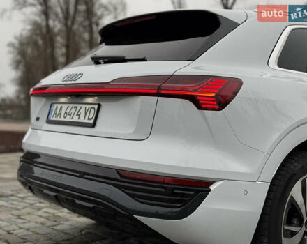 Белый Ауди Q8 e-tron, объемом двигателя 0 л и пробегом 17 тыс. км за 56500 $, фото 19 на Automoto.ua