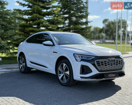 Белый Ауди Q8 e-tron, объемом двигателя 0 л и пробегом 10 тыс. км за 52000 $, фото 4 на Automoto.ua