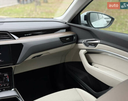 Белый Ауди Q8 e-tron, объемом двигателя 0 л и пробегом 17 тыс. км за 56500 $, фото 43 на Automoto.ua