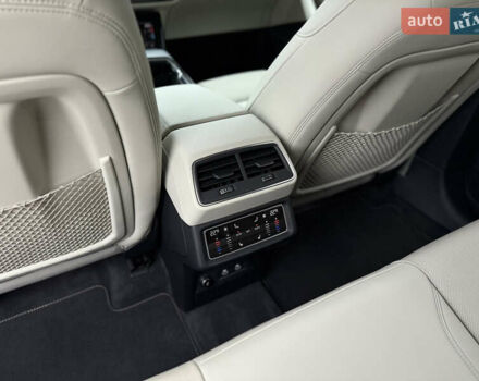 Белый Ауди Q8 e-tron, объемом двигателя 0 л и пробегом 17 тыс. км за 56500 $, фото 42 на Automoto.ua