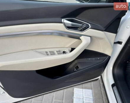 Белый Ауди Q8 e-tron, объемом двигателя 0 л и пробегом 21 тыс. км за 47450 $, фото 8 на Automoto.ua