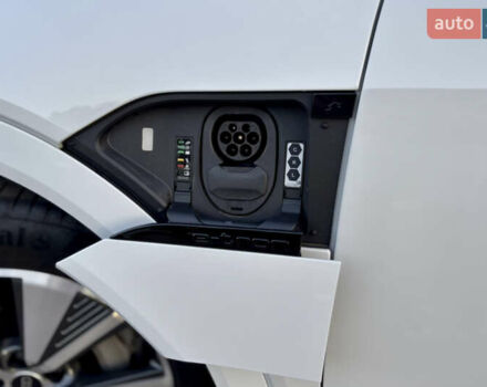 Белый Ауди Q8 e-tron, объемом двигателя 0 л и пробегом 21 тыс. км за 47450 $, фото 15 на Automoto.ua