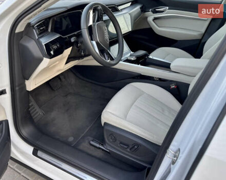 Белый Ауди Q8 e-tron, объемом двигателя 0 л и пробегом 21 тыс. км за 47450 $, фото 9 на Automoto.ua