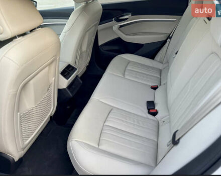 Белый Ауди Q8 e-tron, объемом двигателя 0 л и пробегом 21 тыс. км за 47450 $, фото 12 на Automoto.ua
