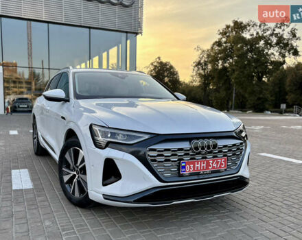 Белый Ауди Q8 e-tron, объемом двигателя 0 л и пробегом 21 тыс. км за 47450 $, фото 1 на Automoto.ua