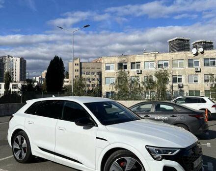 Белый Ауди Q8 e-tron, объемом двигателя 0 л и пробегом 53 тыс. км за 63000 $, фото 2 на Automoto.ua