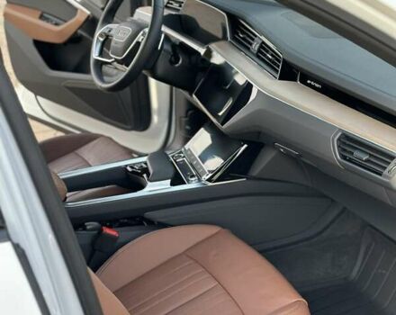 Білий Ауді Q8 e-tron, об'ємом двигуна 0 л та пробігом 10 тис. км за 52000 $, фото 15 на Automoto.ua