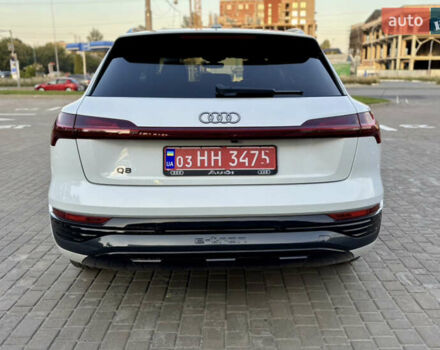 Белый Ауди Q8 e-tron, объемом двигателя 0 л и пробегом 21 тыс. км за 47450 $, фото 5 на Automoto.ua
