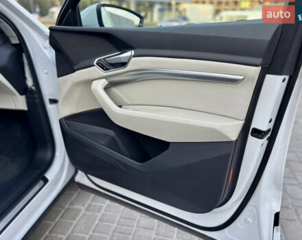 Белый Ауди Q8 e-tron, объемом двигателя 0 л и пробегом 21 тыс. км за 47450 $, фото 11 на Automoto.ua