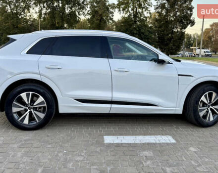 Белый Ауди Q8 e-tron, объемом двигателя 0 л и пробегом 21 тыс. км за 47450 $, фото 7 на Automoto.ua