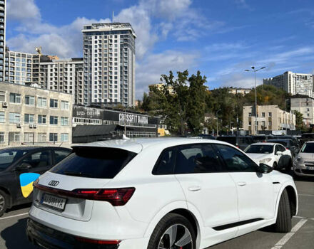 Белый Ауди Q8 e-tron, объемом двигателя 0 л и пробегом 53 тыс. км за 63000 $, фото 4 на Automoto.ua