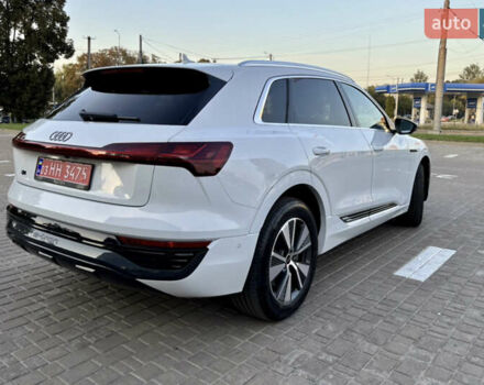 Белый Ауди Q8 e-tron, объемом двигателя 0 л и пробегом 21 тыс. км за 47450 $, фото 6 на Automoto.ua