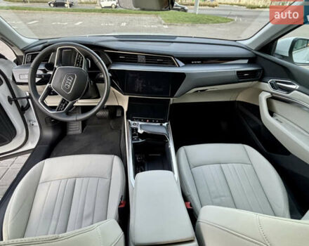 Белый Ауди Q8 e-tron, объемом двигателя 0 л и пробегом 21 тыс. км за 47450 $, фото 10 на Automoto.ua