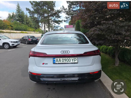Белый Ауди Q8 e-tron, объемом двигателя 0 л и пробегом 36 тыс. км за 64900 $, фото 1 на Automoto.ua