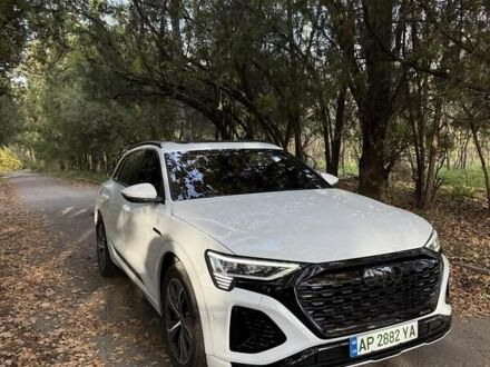 Белый Ауди Q8 e-tron, объемом двигателя 0 л и пробегом 11 тыс. км за 51000 $, фото 1 на Automoto.ua