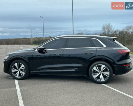 Чорний Ауді Q8 e-tron, об'ємом двигуна 0 л та пробігом 49 тис. км за 44200 $, фото 4 на Automoto.ua