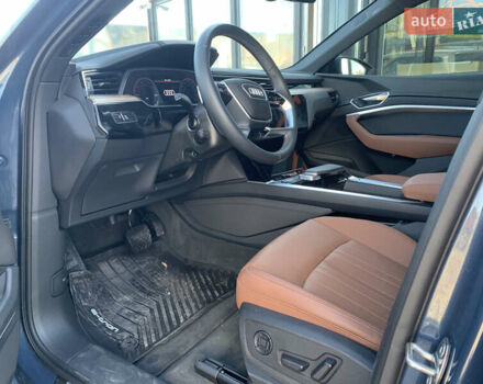 Чорний Ауді Q8 e-tron, об'ємом двигуна 0 л та пробігом 3 тис. км за 55000 $, фото 8 на Automoto.ua