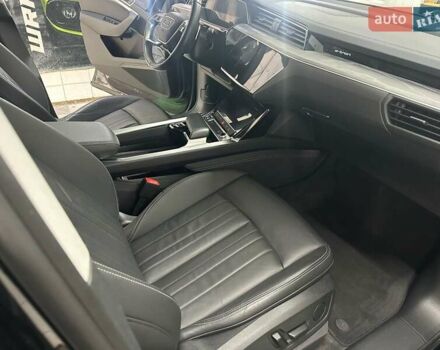 Черный Ауди Q8 e-tron, объемом двигателя 0 л и пробегом 28 тыс. км за 49000 $, фото 1 на Automoto.ua