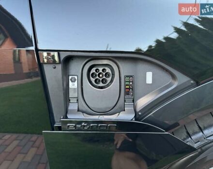 Черный Ауди Q8 e-tron, объемом двигателя 0 л и пробегом 20 тыс. км за 49999 $, фото 64 на Automoto.ua