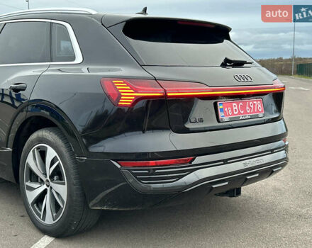 Чорний Ауді Q8 e-tron, об'ємом двигуна 0 л та пробігом 49 тис. км за 44200 $, фото 6 на Automoto.ua