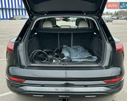 Чорний Ауді Q8 e-tron, об'ємом двигуна 0 л та пробігом 49 тис. км за 44200 $, фото 13 на Automoto.ua