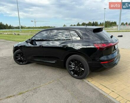 Черный Ауди Q8 e-tron, объемом двигателя 0 л и пробегом 33 тыс. км за 51115 $, фото 1 на Automoto.ua