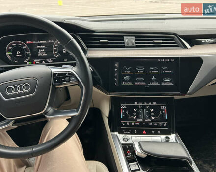 Чорний Ауді Q8 e-tron, об'ємом двигуна 0 л та пробігом 49 тис. км за 44200 $, фото 17 на Automoto.ua