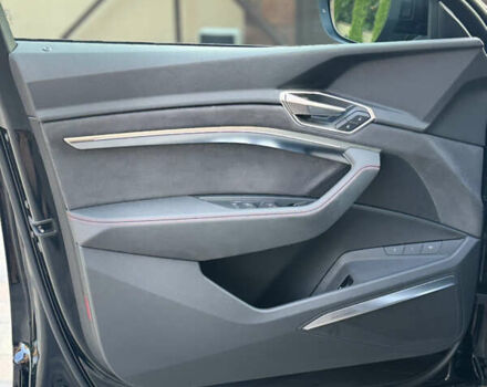 Черный Ауди Q8 e-tron, объемом двигателя 0 л и пробегом 31 тыс. км за 57900 $, фото 63 на Automoto.ua