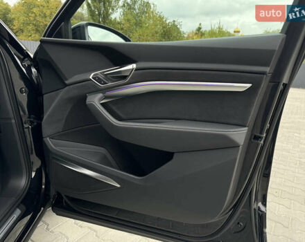 Ауді Q8 e-tron 2023 у Мукачеве на Automoto.ua Чорний Ауді Q8 e-tron, об'ємом двигуна 0 л та пробігом 38 тис. км за 64500 $, фото 31 на Automoto.ua