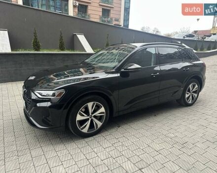 Черный Ауди Q8 e-tron, объемом двигателя 0 л и пробегом 27 тыс. км за 47900 $, фото 3 на Automoto.ua