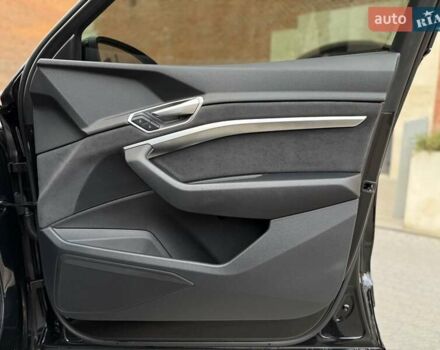 Чорний Ауді Q8 e-tron, об'ємом двигуна 0 л та пробігом 22 тис. км за 50999 $, фото 41 на Automoto.ua