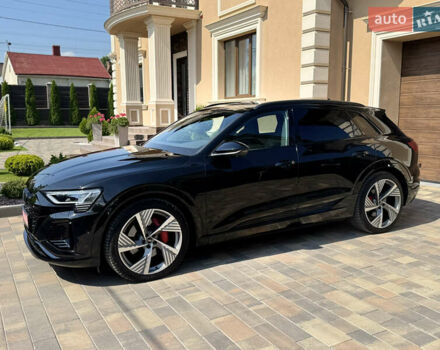 Черный Ауди Q8 e-tron, объемом двигателя 0 л и пробегом 31 тыс. км за 57900 $, фото 1 на Automoto.ua