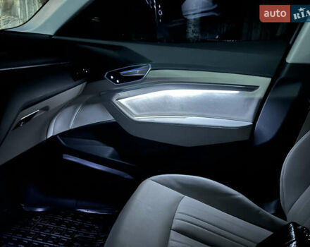 Чорний Ауді Q8 e-tron, об'ємом двигуна 0 л та пробігом 49 тис. км за 44200 $, фото 26 на Automoto.ua