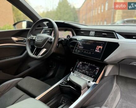 Чорний Ауді Q8 e-tron, об'ємом двигуна 0 л та пробігом 22 тис. км за 50999 $, фото 26 на Automoto.ua