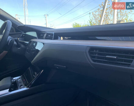 Чорний Ауді Q8 e-tron, об'ємом двигуна 0 л та пробігом 3 тис. км за 55000 $, фото 15 на Automoto.ua